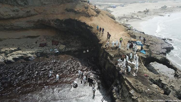 Vertido de petróleo en costas de Perú.