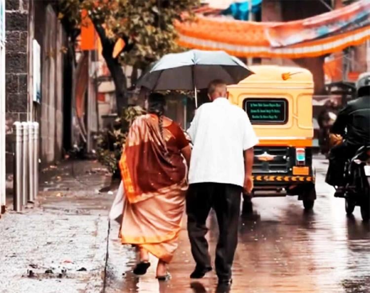 ancianos lluvia2