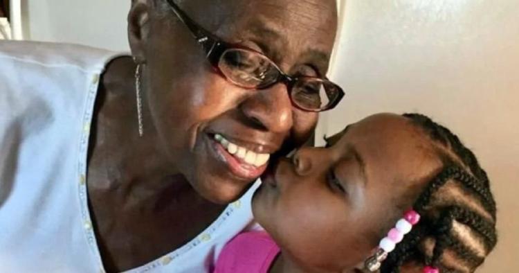 Mujer adopto 189 niños Mujer adopto 189 niños