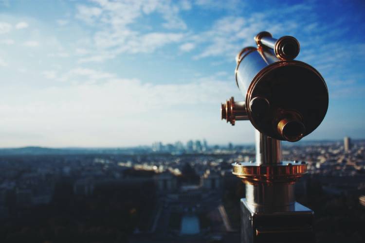 telescopio apuntando al horizonte telescopio apuntando al horizonte en un día con pocas nubes y cielo azul
