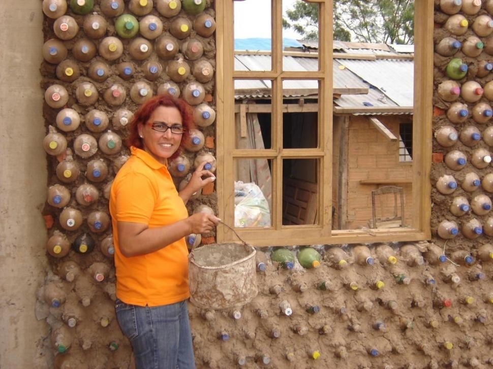 Una abogada boliviana hace casas con botellas PET para las personas en  situación de extrema pobreza | Bioguia
