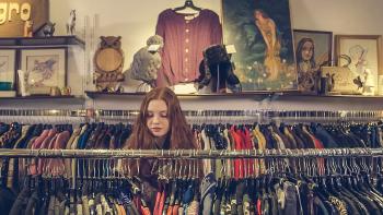 mujer comprando ropa