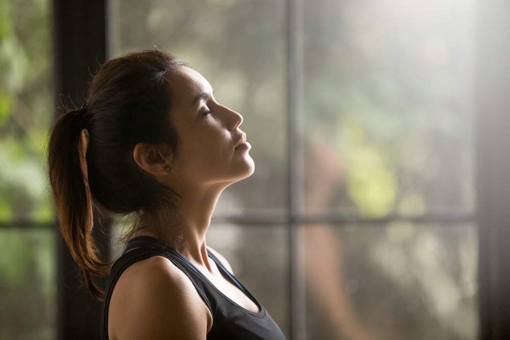 mujer ojos cerrados meditacion