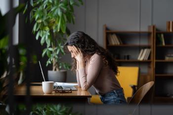 No para de pensar Mujer no para de pensar frente al escritorio