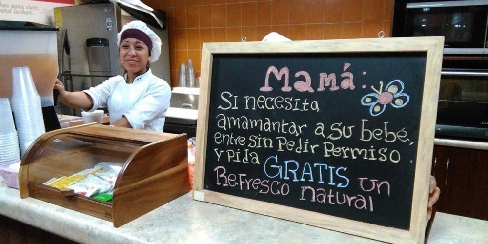 iPhone 11 divertido comer local para la promoción de la lactancia materna.  mamás lactantes. caso