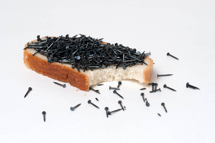 metal pan sandwich de metal y clavos