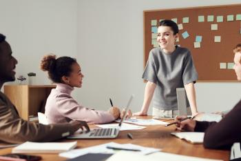 Foto de fauxels en Pexels Equipo de trabajo reunido en una oficina