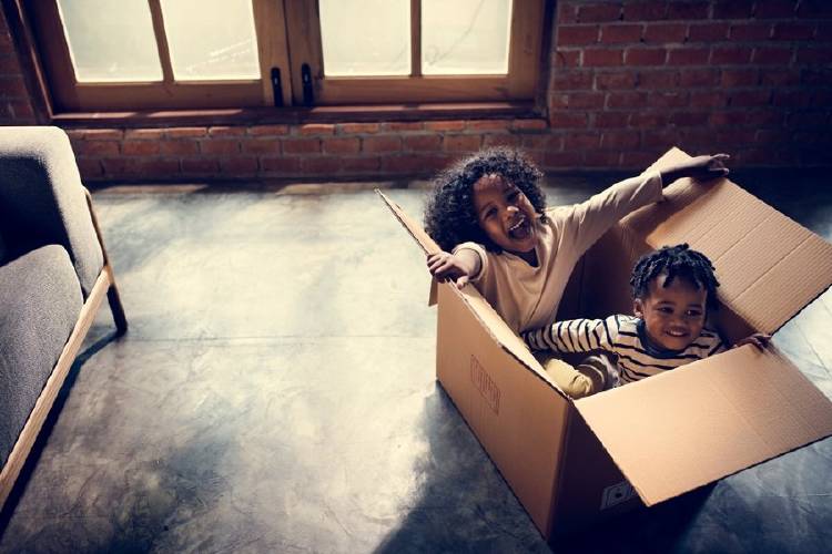 niños hermanos jugando hogar niños hermanos jugando hogar