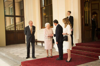 Reina Isabel II y acompañantes
