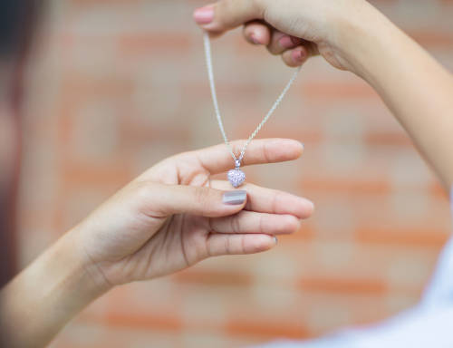 Basura de lujo: fabrican joyas con teléfonos desechados