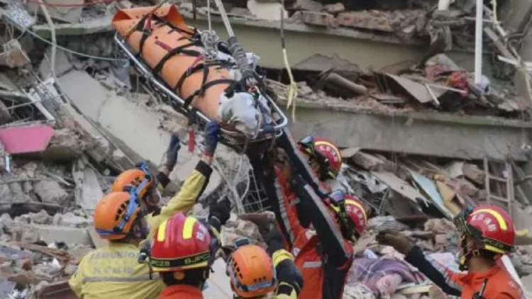 sismo Miembros de un equipo chino de búsqueda y rescate traslada a una sobreviviente embarazada desde un edificio derruido tras un sismo en Mandalay, Myanmar, hoy. (foto: Ámbito financiero)