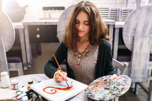 mujer pintando