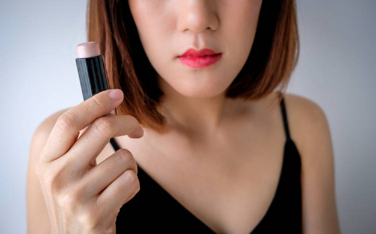mujer sosteniendo labial mujer sosteniendo labial