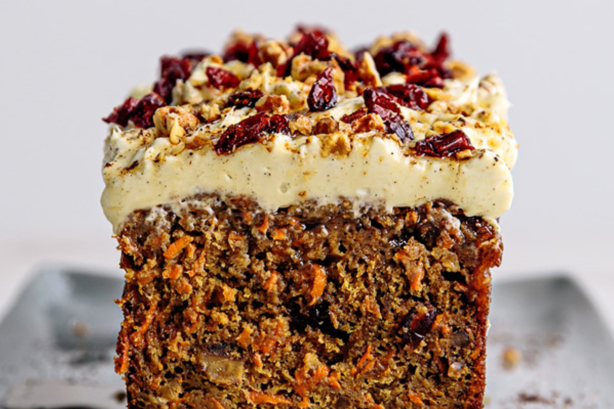 carrot cake Carrot cake con arándanods. (Fuente: gatherandfeast.com)
