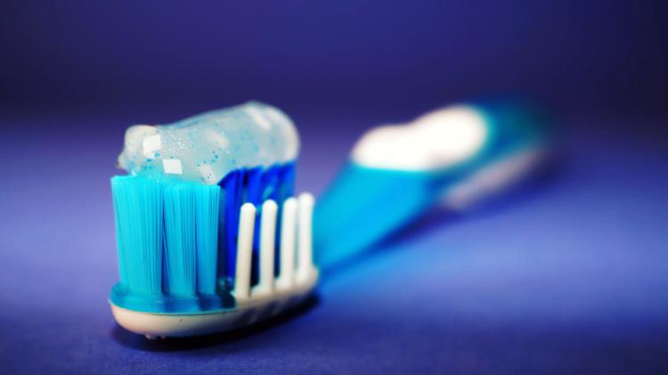 Cepillo dental con dentífrico