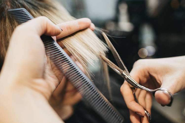 peluquero corta cabello pelo de mujer