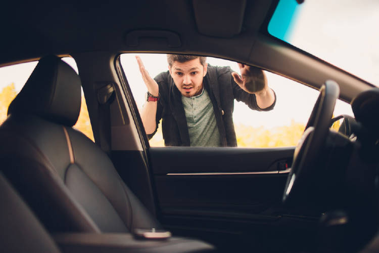 hombre que olvidó llaves en su auto