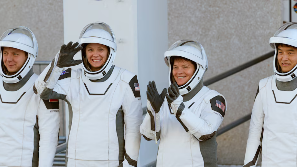 ASTRONAUTAS De izquierda a derecha, el cosmonauta Kirill Peskov, la astronauta Nichole Ayers, la astronauta Anne McClain y el astronauta de JAXA Takuya Onishi salen del edificio de Operaciones y Registro antes de dirigirse a la plataforma de lanzamiento 39 1 en el Centro Espacial Kennedy para una misión hacia la Estación Espacial Internacional, el miércoles 12 de marzo de 2025, en Cabo Cañaveral, Florida. (AP Foto/John Raoux)