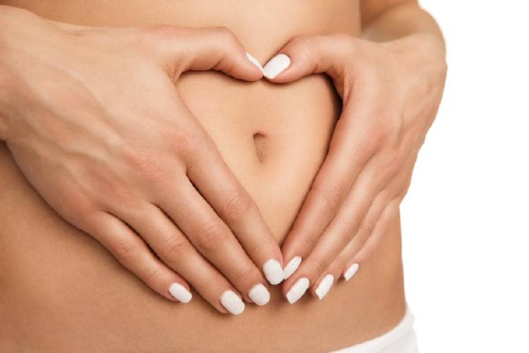 ombligo mujer mujer con manos alrededor de su ombligo
