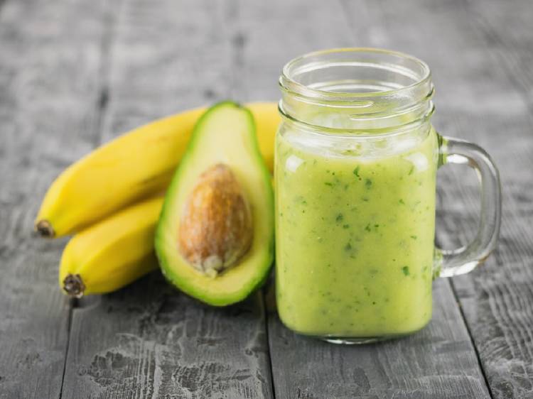 platano y aguacate platano banana y aguacate al lado de una jarra con batido