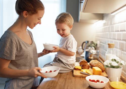 madre niño desayuno