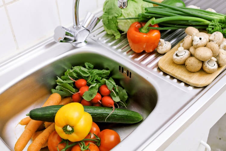 verduras en le mesada de la cocina