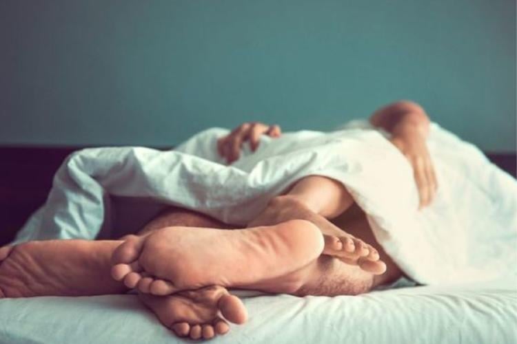 pareja cama La energía astral invita a reconectar con vínculos del pasado. Algunos signos podrían reactivar una relación que parecía cerrada. (PINTEREST)