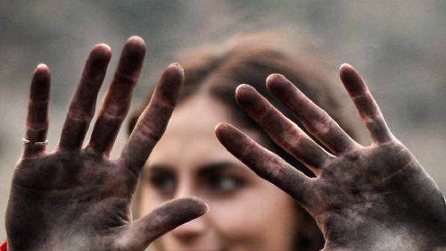 mujer manos sucias mujer manos sucias