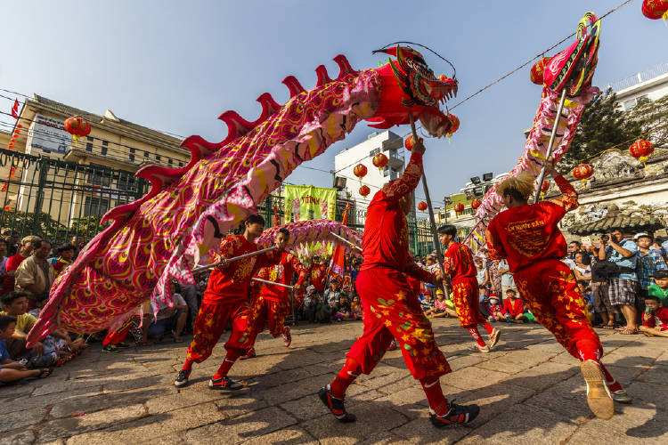 desfile del dragon, celebrcion tipica del año nuevo chino